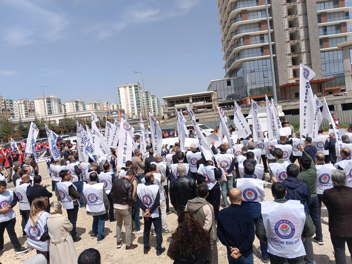 KahramanAYSU21's tweet photo. 🛑 Şunu herkes bilmelidir!!

Öğretmene uzanan el, geleceğe uzanmıştır! Öğretmene yapılan saldırı, bu milletin vicdanına yapılmıştır!

Bu bir uyarıdır!
Eğitimciler sahipsiz değildir!
Şiddeti normalleştiren, görmezden gelen ve gerekli tedbirleri almayan herkes bu tablonun sorumlusudur!
Gerekli adımlar atılmazsa, bu sürecin takipçisi olacağımızı ve mücadeleyi her platformda büyüteceğimizi ilan ediyoruz. Şiddeti nefretle kınıyor, saldırıya uğrayan öğrenci, öğretmen ve okul çalışanlarına acil şifalar diliyoruz.

Eylemimize katılan tüm eğitim çalışanlarına teşekkür ediyoruz..

#Siverek #EğitimdeŞiddeteHayır #İşBırakıyoruz #GüvenliEğitim #EğitimBirSen