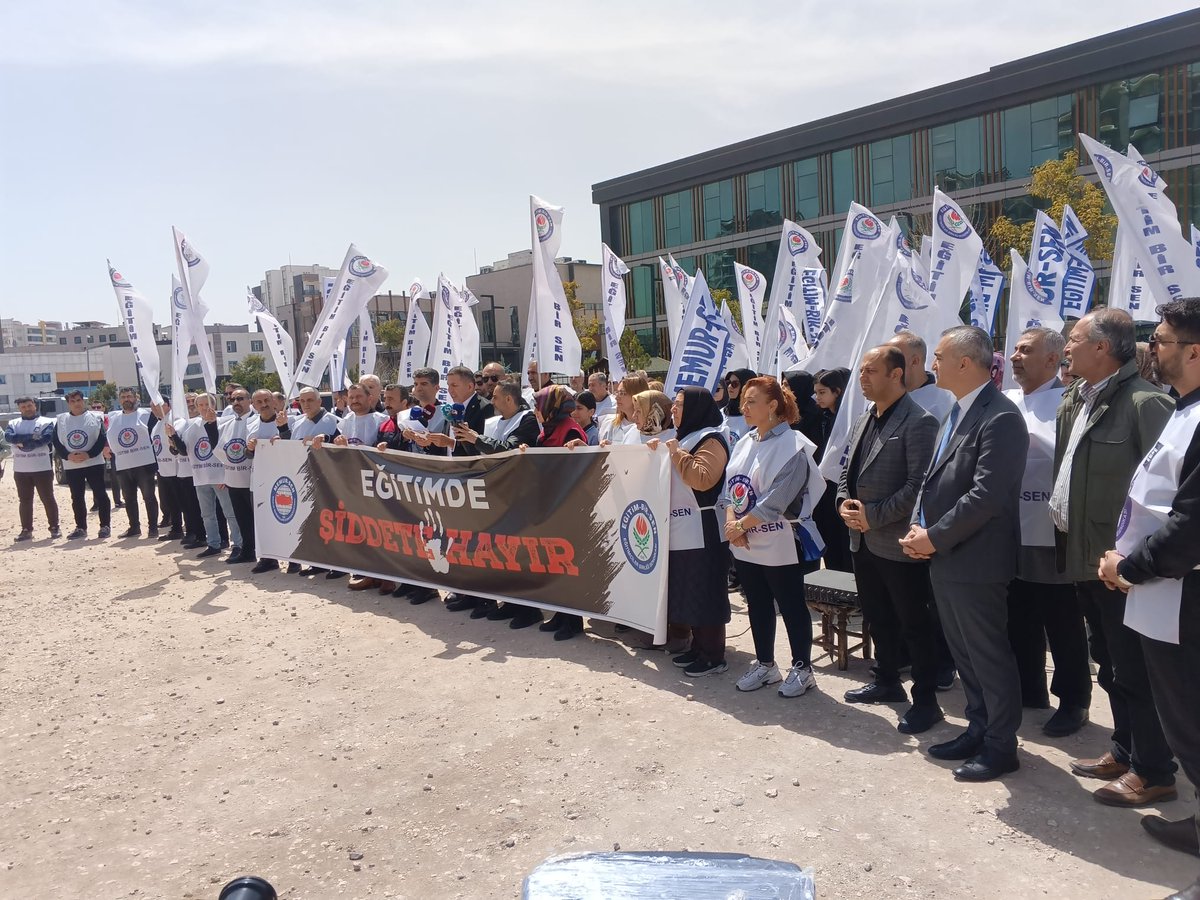 KahramanAYSU21's tweet photo. 🛑 Şunu herkes bilmelidir!!

Öğretmene uzanan el, geleceğe uzanmıştır! Öğretmene yapılan saldırı, bu milletin vicdanına yapılmıştır!

Bu bir uyarıdır!
Eğitimciler sahipsiz değildir!
Şiddeti normalleştiren, görmezden gelen ve gerekli tedbirleri almayan herkes bu tablonun sorumlusudur!
Gerekli adımlar atılmazsa, bu sürecin takipçisi olacağımızı ve mücadeleyi her platformda büyüteceğimizi ilan ediyoruz. Şiddeti nefretle kınıyor, saldırıya uğrayan öğrenci, öğretmen ve okul çalışanlarına acil şifalar diliyoruz.

Eylemimize katılan tüm eğitim çalışanlarına teşekkür ediyoruz..

#Siverek #EğitimdeŞiddeteHayır #İşBırakıyoruz #GüvenliEğitim #EğitimBirSen