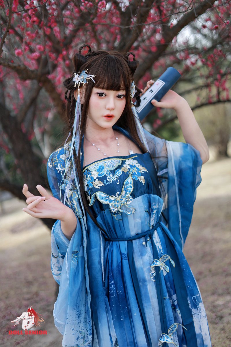 DollSenior's tweet photo. Songying: The Swordswoman in Blue
A beauty with a sword, blooming under the plum tree.
The blue hanfu and delicate makeup are absolutely stunning.
#DollSenior #Songying #RealDoll #DollLife #HanfuStyle #DollPhotography #Swordswoman https://t.co/1PMnOWLnpu
