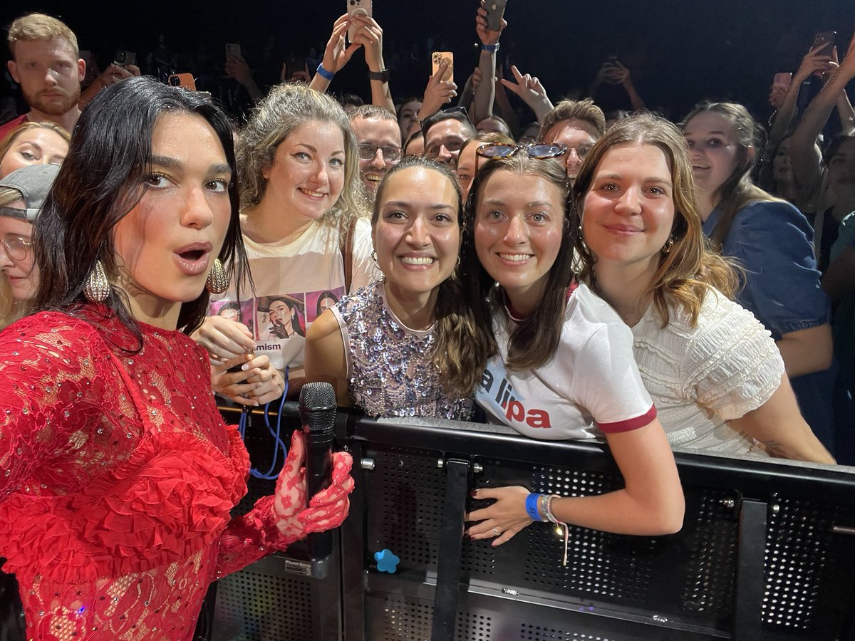 _Doolya's tweet image. DUA LIPA IS ON FIRE!!! 🔥🔥

#TeamDua #Hallucinate #NewRules #DuaLipaMusic #DuaLipa