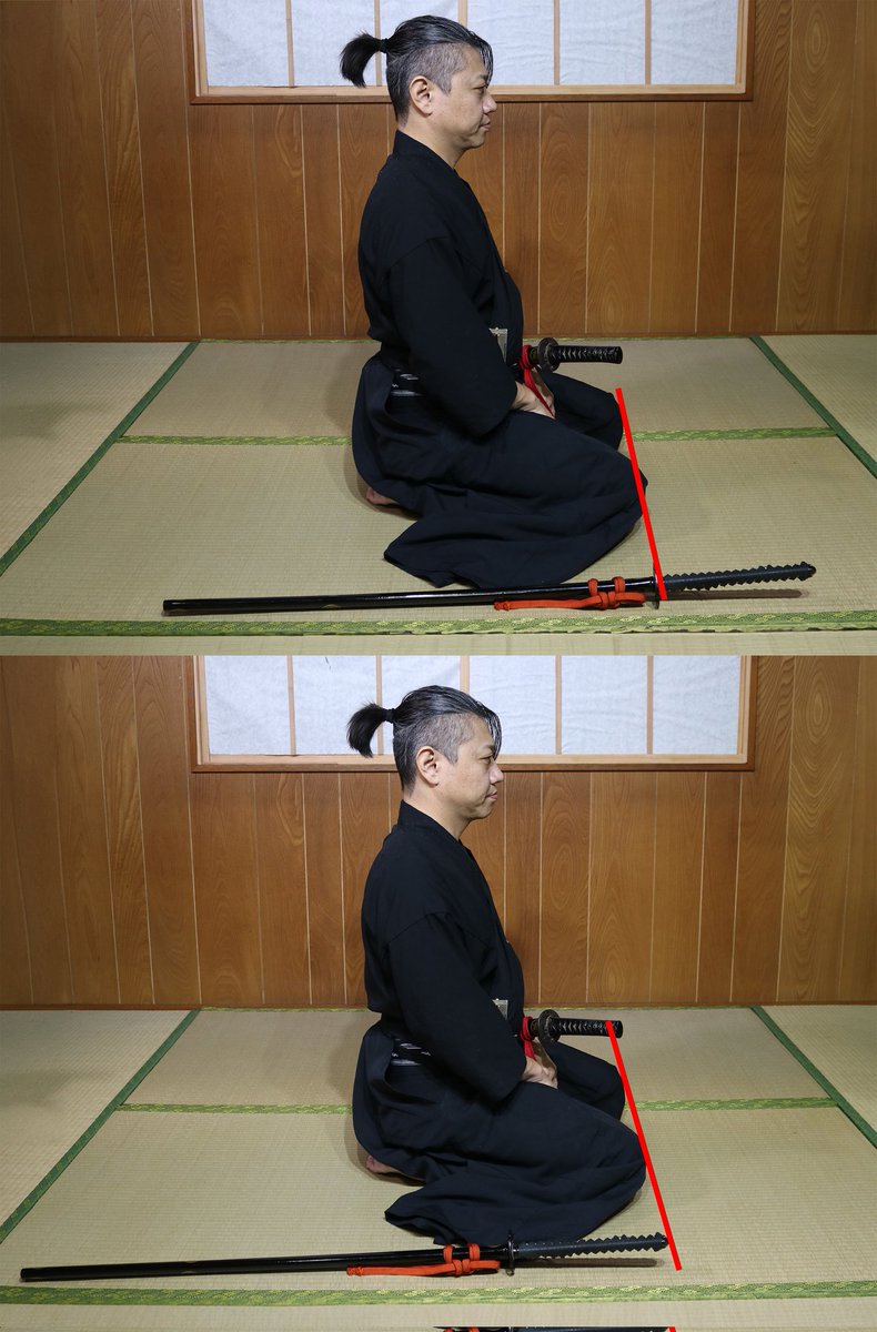 tenshinryu's tweet photo. なお、単に置けばよいというものではなく、対者との間合によって、刀の位置を変えます。
基本的には鍔を膝頭に合わせて置きますが、近間（真の間、三尺から四尺）では対者の間合を冒さないため柄頭を膝頭に合わせます。

ささやかな気遣いですが、とても大事な左方です。 https://t.co/1knmxoTgv2