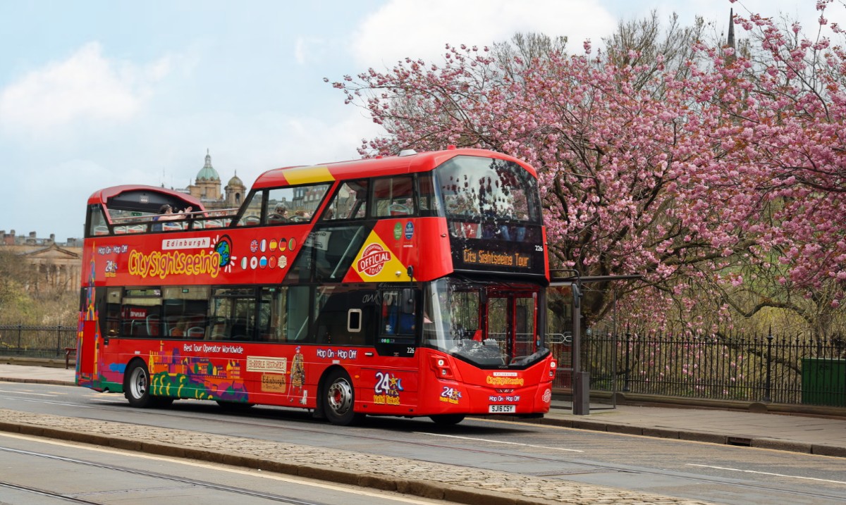 edinburghtour's tweet image. Trouble choosing between our tours? 🤔

Let us help you find the perfect fit! Chat with one of our on-street team or get in touch via our website 👉 edinburghtour.com/contact/

#EdinburghBusTours #Edinburgh  #VisitEdinburgh #EdinburghTravel #ExploreEdinburgh
