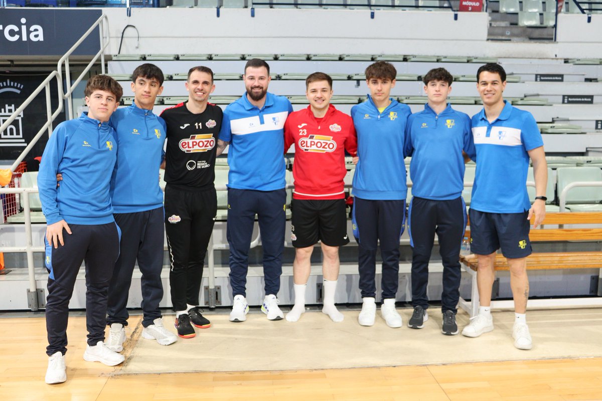 ElPozoMurcia_FS's tweet photo. 🏟 VISITA @CDEElValle| 
Los #Cadetes Luis Fdez, Tristan Conte, Jaime Fdez y Juan Noguera, junto a Alejandro Hurtado, han presenciado el entrenamiento del primer equipo. 
📅 Stage en Murcia con @ElLegadoElPozo 
#EquipoConvenido https://t.co/RQCkB4nndz