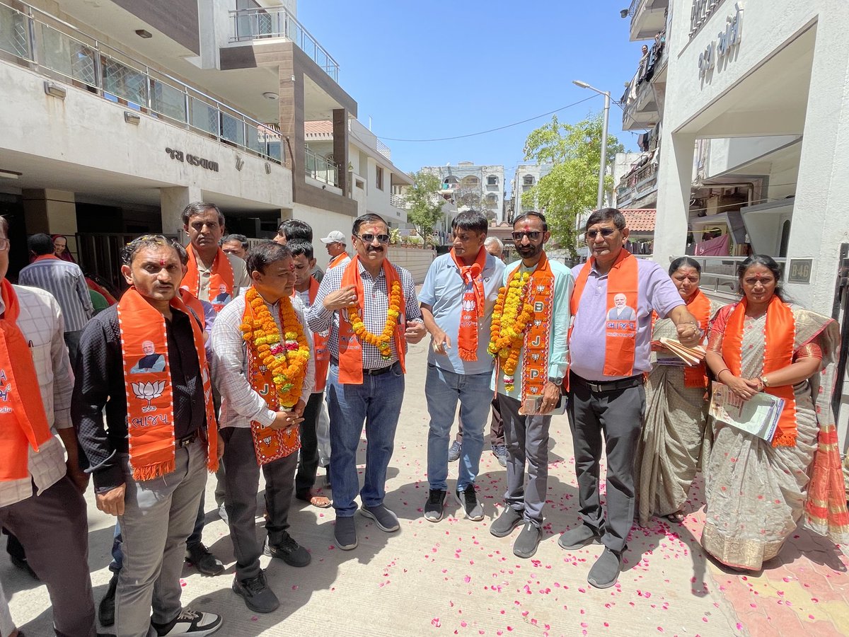 ghoghari_pravin's tweet photo. 162 કરંજ વિધાનસભા વોર્ડ 14 માં વિવિધ સોસાયટીઓ ખાતે ઉમેદવારો અનિલભાઈ સોજીત્રા, સતિષભાઈ મૈસુરિયા, માયાબેન માવાણી તથા સરોજબેન પટેલ સાથે ડોર ટૂ ડોર પ્રચાર કર્યો.
#BJP4SuratMahanagar
#અબ_કી_બાર_૧૨૦
#કમળ_ખીલશે_વિકાસ_જીતશે
#47YearsOfNationFirst https://t.co/BJ3GyAyruj
