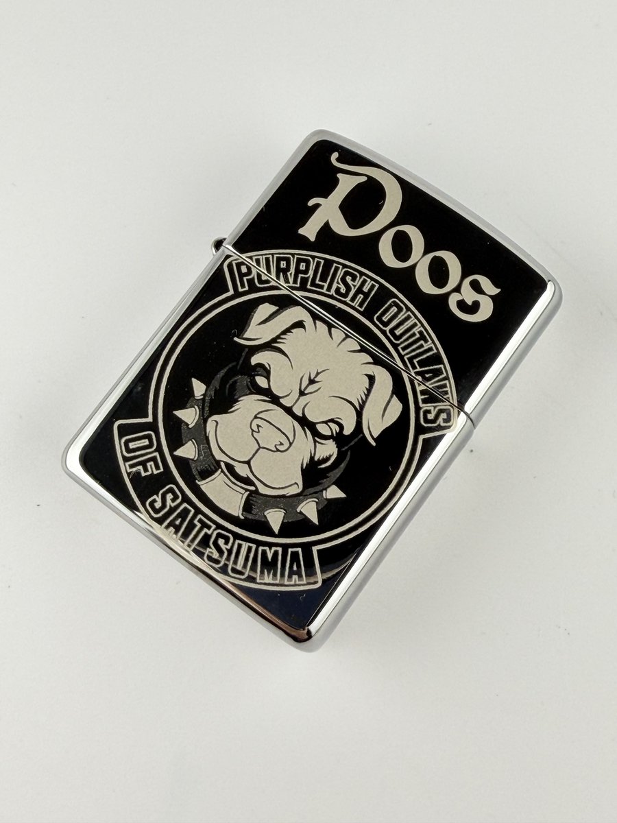 zippo_original's tweet photo. 🖤 めちゃくちゃカッコいいZippo登場🔥
Doos
PURPLISH OUTLAWS
OF SATSUMA
強面ブルドッグが睨みを利かせる、ワイルドなデザイン！
SATSUMA（薩摩）の誇りとアウトロー感がビシビシ伝わってくる一品です🐶💪
黒×シルバーのコントラストが最高に映えて、
持ってるだけで男前度が上がる…！ https://t.co/K7G2xLwX9W