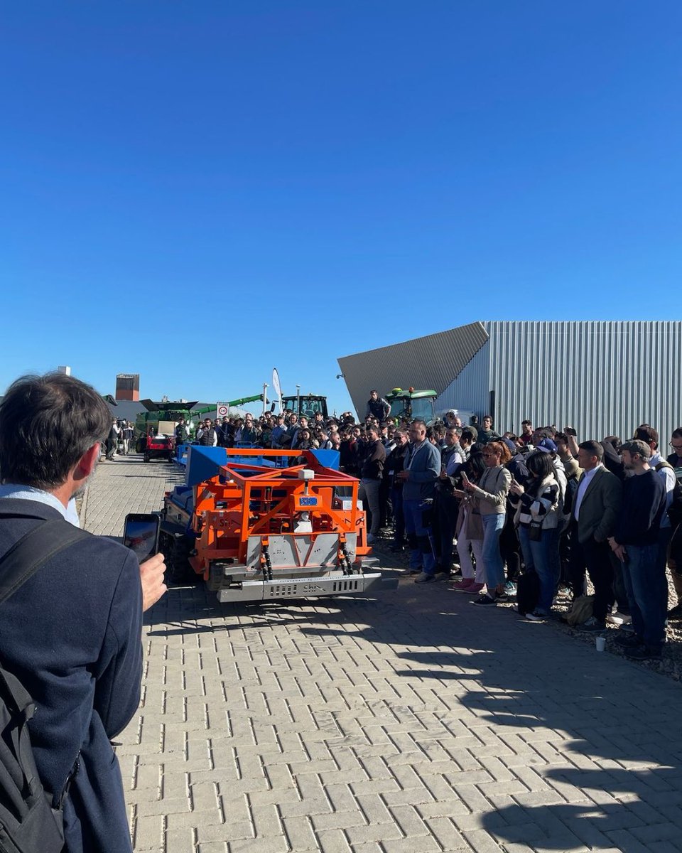 gofar_fira's tweet image. 🤖 #FieldDaySpain 🇪🇸

Ya está en marcha.

Robots en acción, primeras demos en condiciones reales y +35 partners en el terreno.

La robótica agrícola se prueba hoy, en vivo.

🤝 con John Deere + DATAGRI

📍 Madrid

🎟️ gofar-tour.com/es/dia-de-camp…

#GOFARtour26 #AgTech