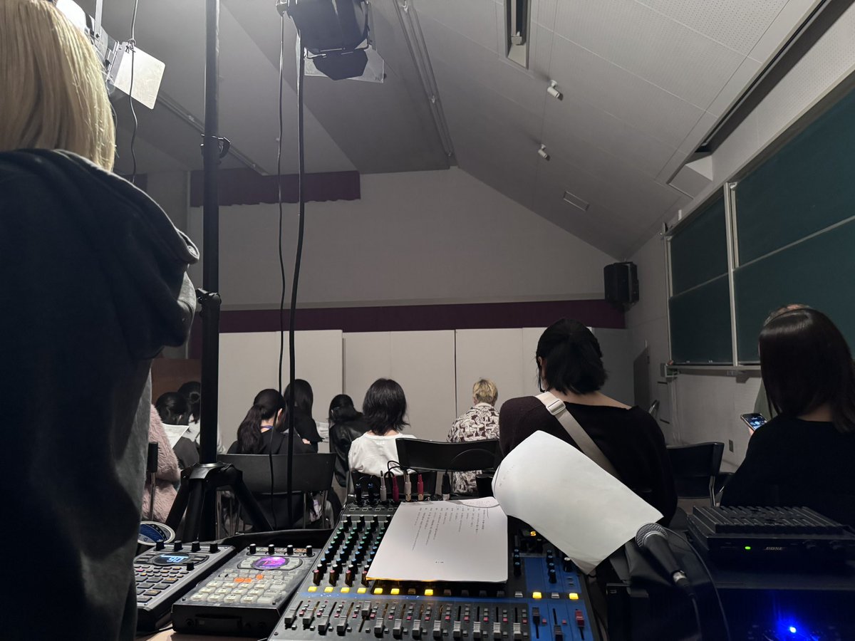 mure_koho's tweet photo. 開場しております。
もう間もなく開演いたします！
 #小劇場劇団群 https://t.co/M1JBgfq71p