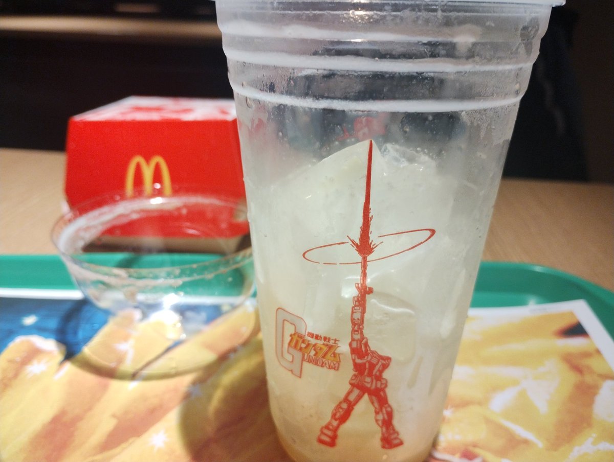 どうしようか迷ってましたが、ガンダムの魔力に負けて、マクドナルドへ

ファンとしては行っちゃいますよね😅

でも、ガンダムの上にオペ用のシールがドーン！！

まあ、頑張って綺麗に剥がしましたけど、キャラクターで売ってるなら、もう少し配慮があっても良くないかな。