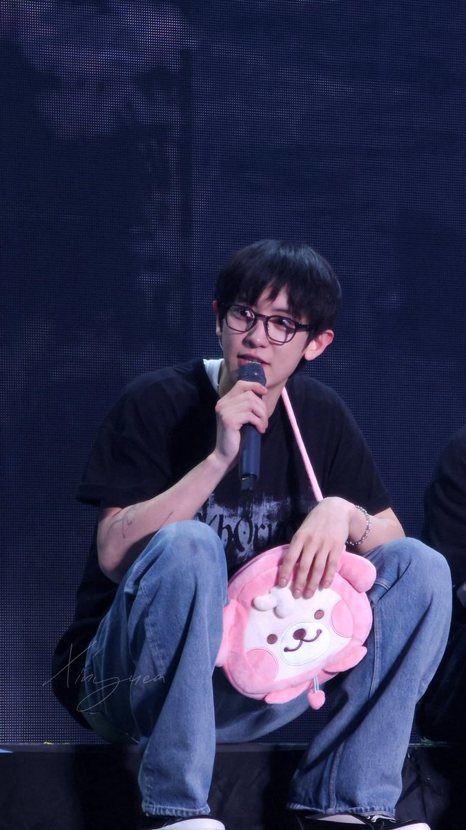 Sixxxinyueaaa's tweet photo. EXhOrizon in Seoul Day-1
20260410 
완전 귀엽다🍒🫳🏻🐶
#Chanyeol #찬열 https://t.co/Nx1aG4K3r7