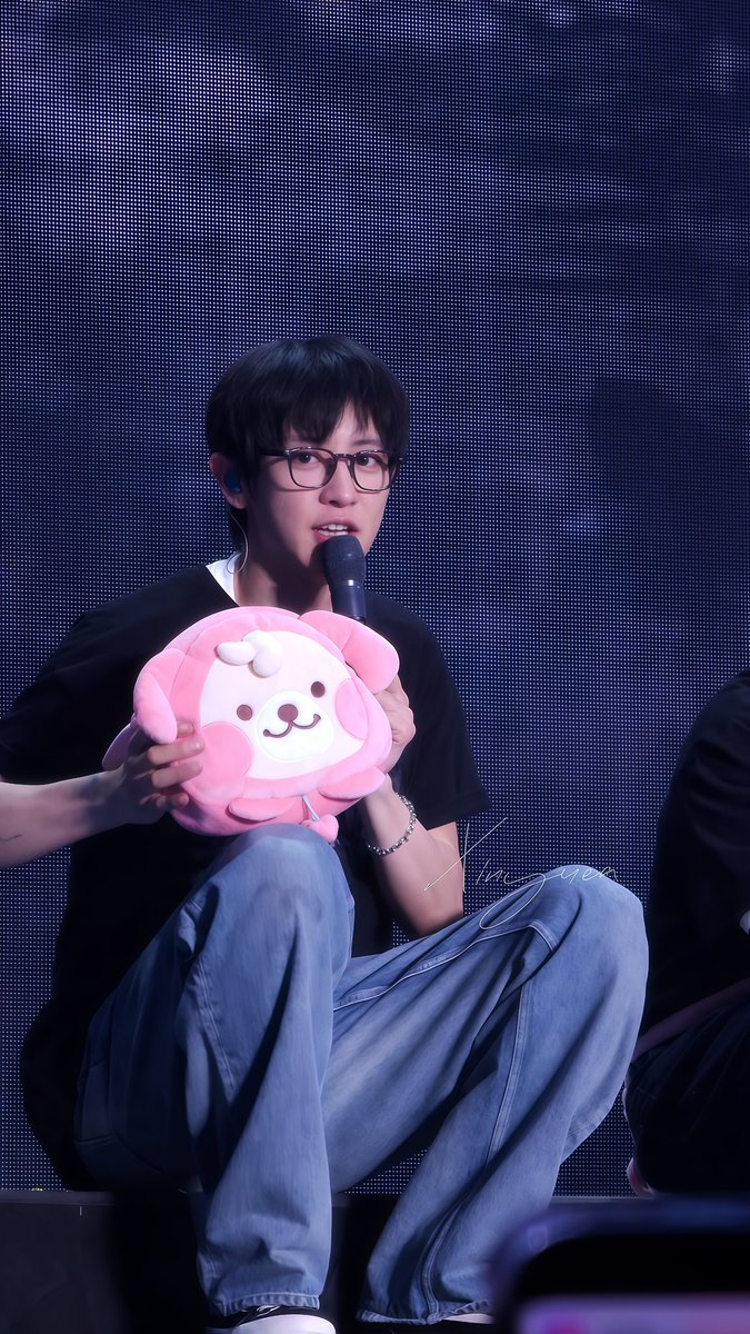 Sixxxinyueaaa's tweet photo. EXhOrizon in Seoul Day-1
20260410 
완전 귀엽다🍒🫳🏻🐶
#Chanyeol #찬열 https://t.co/Nx1aG4K3r7