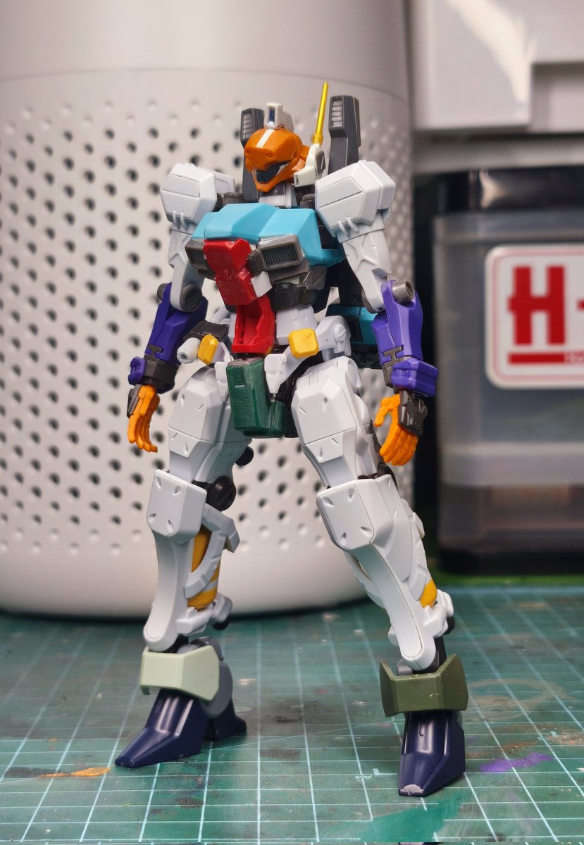 久々にガンプラを弄ってる。
因みに何作ってるか、分かるかな？