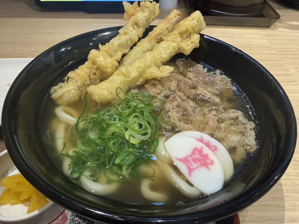 Kyotopi_jp's tweet photo. 北九州発、すかいらーく傘下の人気うどんチェーン「資さんうどん」が京都初出店。
4/16、松井山手にオープン。名物ごぼ天うどんに加え、おでんや丼、甘味まで揃う150種超のメニュー。
朝８時から深夜26時までの営業とあって、使い勝手も抜群です。
この勢いで市内に進出してきそう。 https://t.co/aReehZi5xL