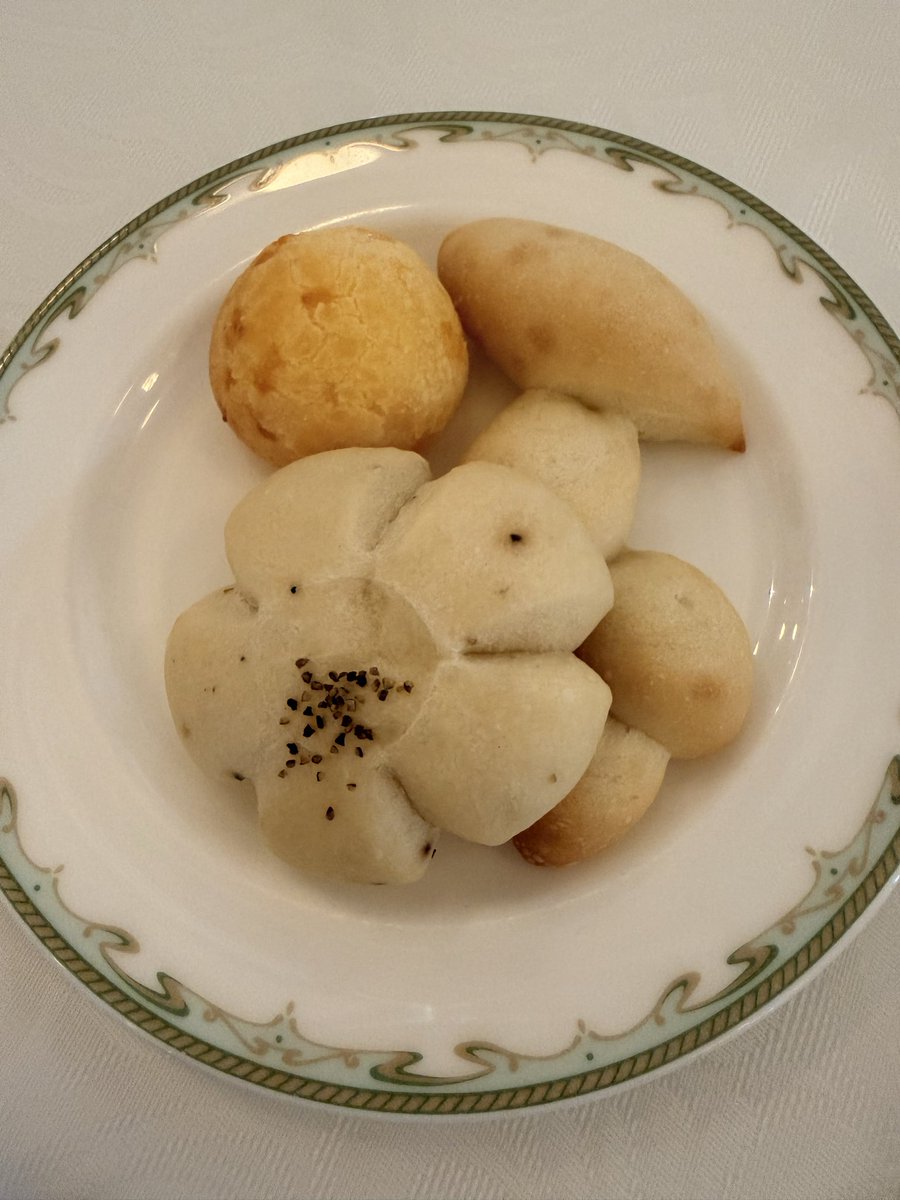 manaday6100's tweet photo. 食事も良かったけどワイン、スパークリングが、おかわりできるのは
嬉しい。
値段は、高めだけど、それだけの価値はあった！
#ディズニーシーか25周年 https://t.co/k2ltfQhDAk