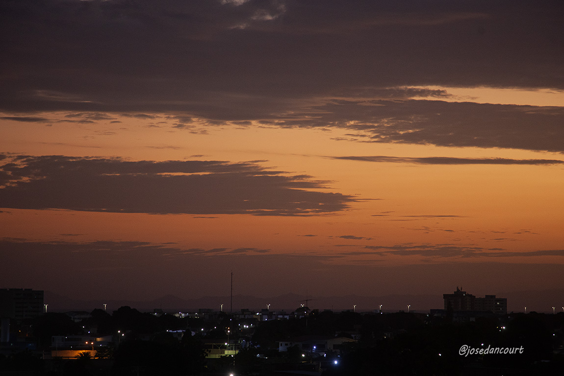josedancourt's tweet image. Al amanecer de este miércoles los colores y la luz se mezclan con las siluetas de las sombras de la noche.

#Sunrise #Sun #Color #Cumana #relax  

#CursoFotografiaTwitter
Gratuito
Autoestudio
Acceso en post fijado en mi perfil X