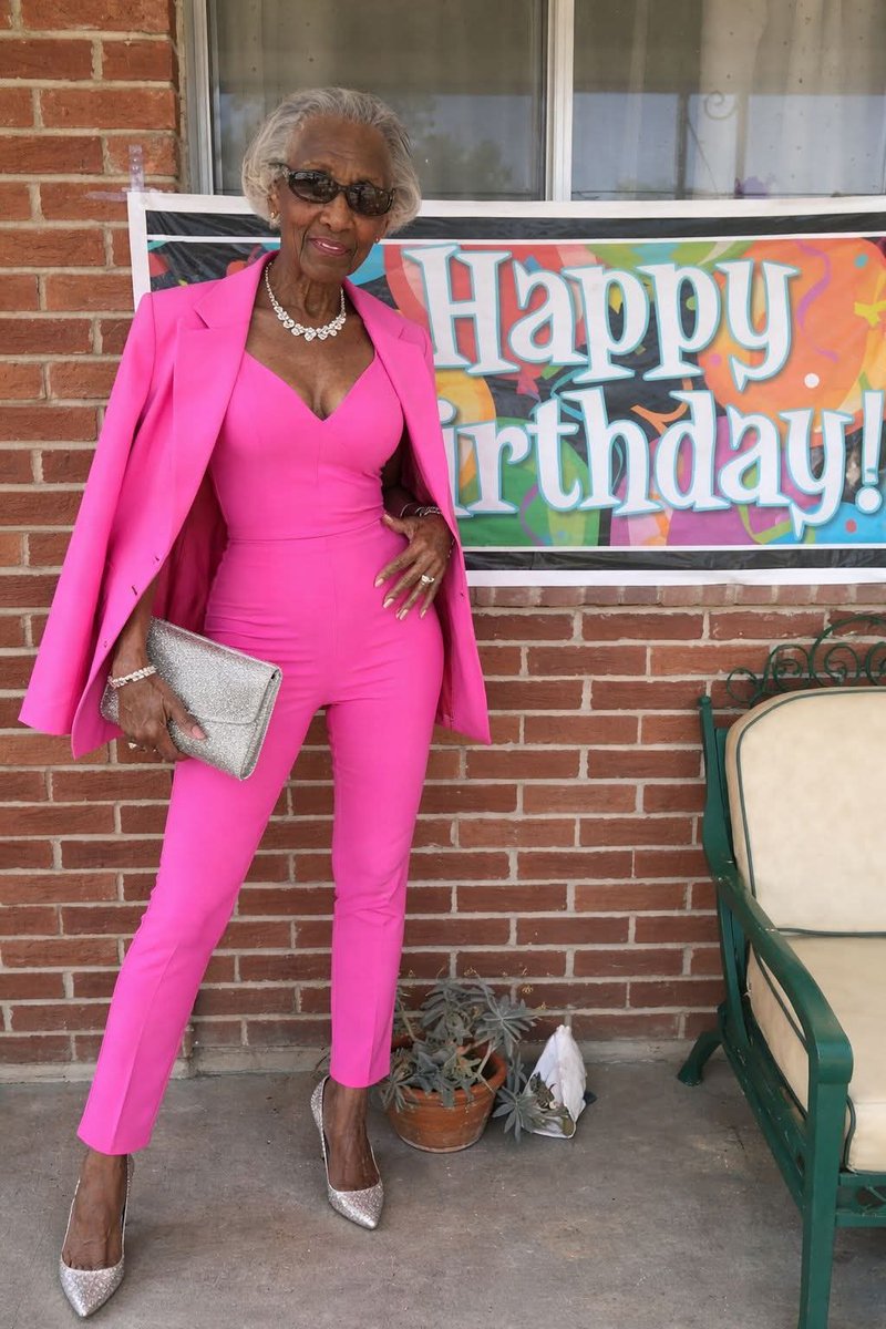 Anisha513's tweet photo. TODAY IS HER 101 BIRTHDAY🎂 Wish HER A Happy Birthday❤️🫶🏽 https://t.co/LPw8ufOWbb