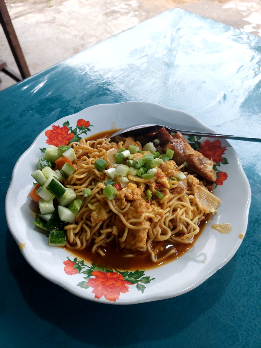 dspecialwan's tweet photo. Mie Goreng Sayap, andalan anak-anak Undip nih.
Mari yang mau makan sore ini, gas aja...
#MieGoreng #Sowak https://t.co/VAw0WHCasl