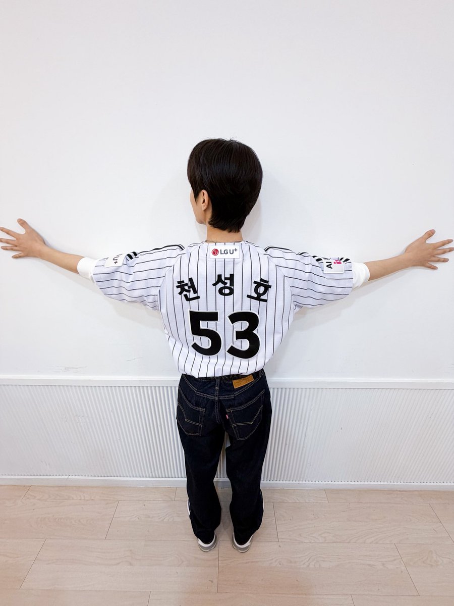 Highlight_AUent's tweet image. [📸] LG트윈스 시구❤️🖤⚾

하이라이트 윤두준 님의 생애 첫 시구! LG트윈스의 신바람 야구를 처음으로 경험하게 해주신 여러분 고맙습니다💙

#하이라이트 #HIGHLIGHT
#비스트 #BEAST
#윤두준 #YOONDUJUN