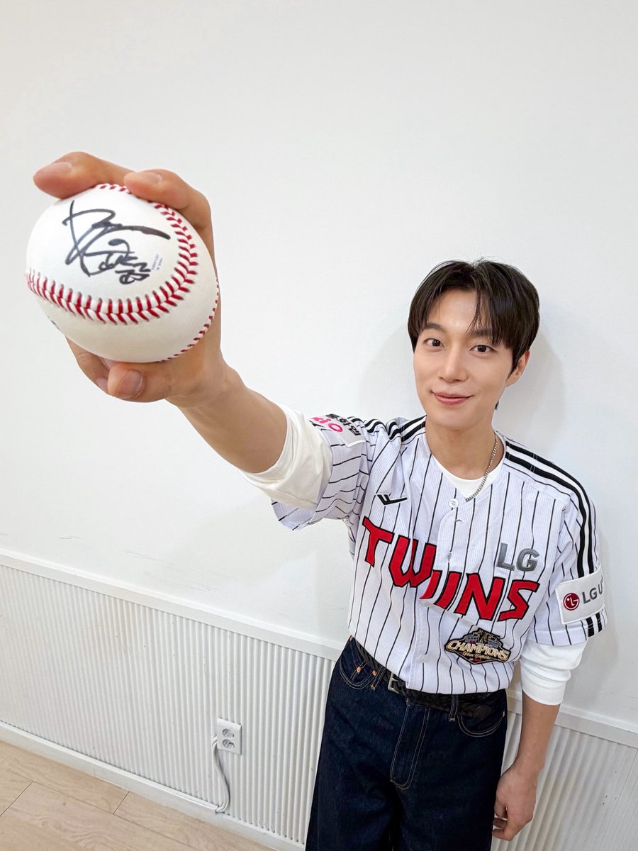 Highlight_AUent's tweet image. [📸] LG트윈스 시구❤️🖤⚾

하이라이트 윤두준 님의 생애 첫 시구! LG트윈스의 신바람 야구를 처음으로 경험하게 해주신 여러분 고맙습니다💙

#하이라이트 #HIGHLIGHT
#비스트 #BEAST
#윤두준 #YOONDUJUN