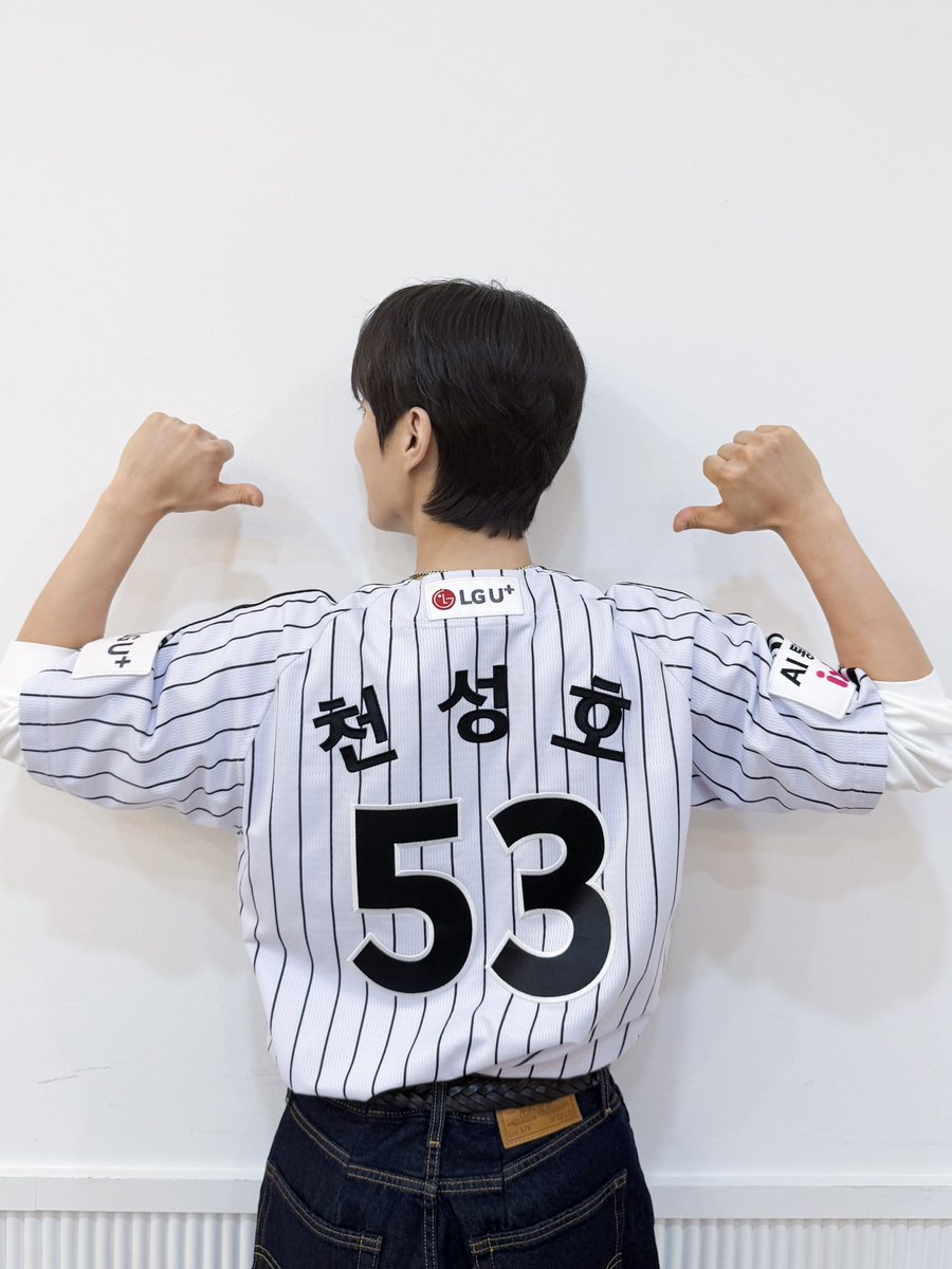 Highlight_AUent's tweet image. [📸] LG트윈스 시구❤️🖤⚾

하이라이트 윤두준 님의 생애 첫 시구! LG트윈스의 신바람 야구를 처음으로 경험하게 해주신 여러분 고맙습니다💙

#하이라이트 #HIGHLIGHT
#비스트 #BEAST
#윤두준 #YOONDUJUN