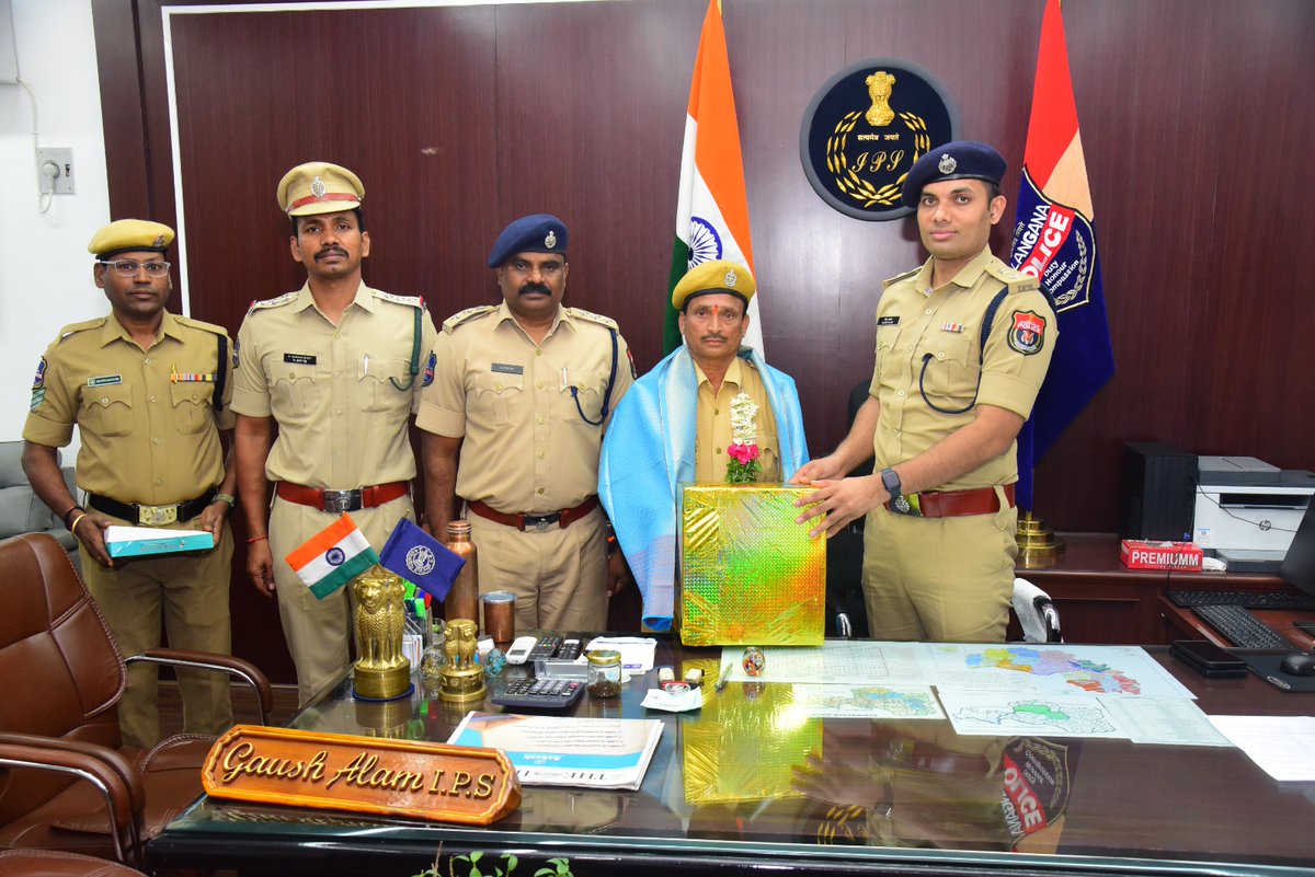 KarimnagarCp's tweet image. Home Guard Manda Sridhar retires after 33 years of dedicated service. CP Gaush Alam honored him at Karimnagar Police Commissionerate, praising his commitment and discipline. Wishing him a happy, healthy retired life. #KarimnagarPolice #Service #Respect