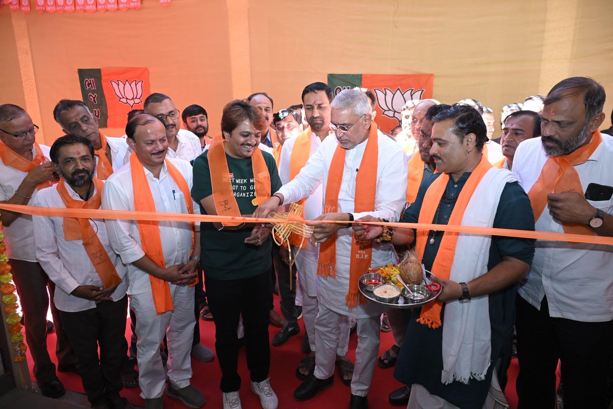 iJagdishBJP's tweet photo. સ્થાનિક સ્વરાજ્યની ચૂંટણી અંતર્ગત આજે અમરેલી શહેરના વોર્ડ નં. 6 ના મધ્યસ્થ ચૂંટણી કાર્યાલયનું ઉદ્ઘાટન કરી કાર્યકર્તા મિત્રો સાથે મુલાકાત કરી. 

કાર્યકર્તાઓનો આ જોમ અને ઉત્સાહ સાક્ષી પૂરે છે કે અમરેલીના ખૂણે-ખૂણે ભાજપનો વિજયધ્વજ લહેરાશે. https://t.co/oOBQ8uozAx