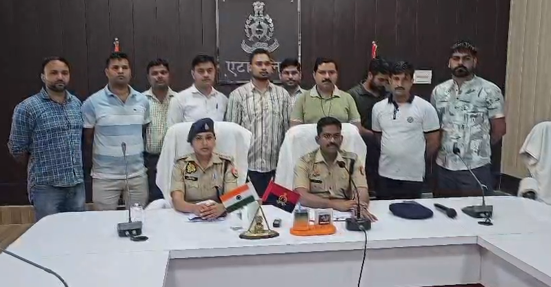 bstvlive's tweet photo. एटा : कार से 4 लाख रुपये की चोरी का मामला

➡तीन महिला, पांच पुरुष गिरफ़्तार किए गए
➡50 हजार रुपये, ATM,बैंक की पास बुक बरामद
➡गैंग के सभी लोग तमिलनाडु के रहने वाले हैं
➡गैंग की लीडर महिला संतोषी के पर कई केस
➡कार पंचर कर बैग को लेकर गैंग हुआ था फरार
➡कोतवाली नगर क्षेत्र का मामला 

#Etah #Crime #UttarPradesh @Etahpolice