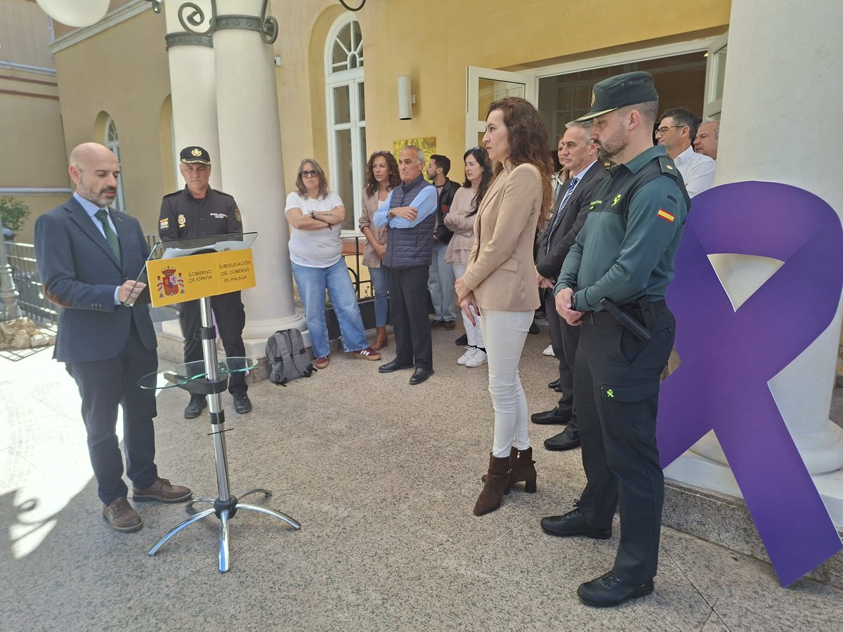 GobiernoMalaga's tweet image. 🟣El subdelegado de @GobiernoMalaga, @FJavier_Salas, asiste, junto a #FCSE y funcionarios de la #Subdelegación y de la #AGE, a los 2 minutos de silencio por los presuntos asesinatos de dos mujeres:  una de  44 años en #Bizkaia y otra de 64 años en  #Córdoba.