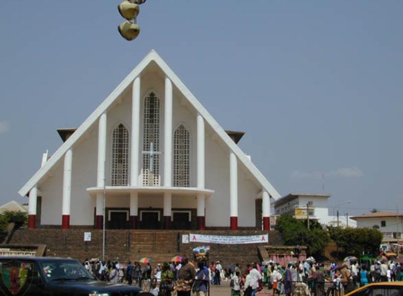 acprdcongo's tweet image. "Porte ouverte de la cathédrale de #Yaoundé. Une «terre des Papes». 
La visite attendue du Souverain pontife s’inscrit dans une relation ancienne et singulière entre le #Cameroun et le Saint-Siège", a indiqué  mercredi un communiqué de presse du #Vatican.

"Après le #Kenya, le