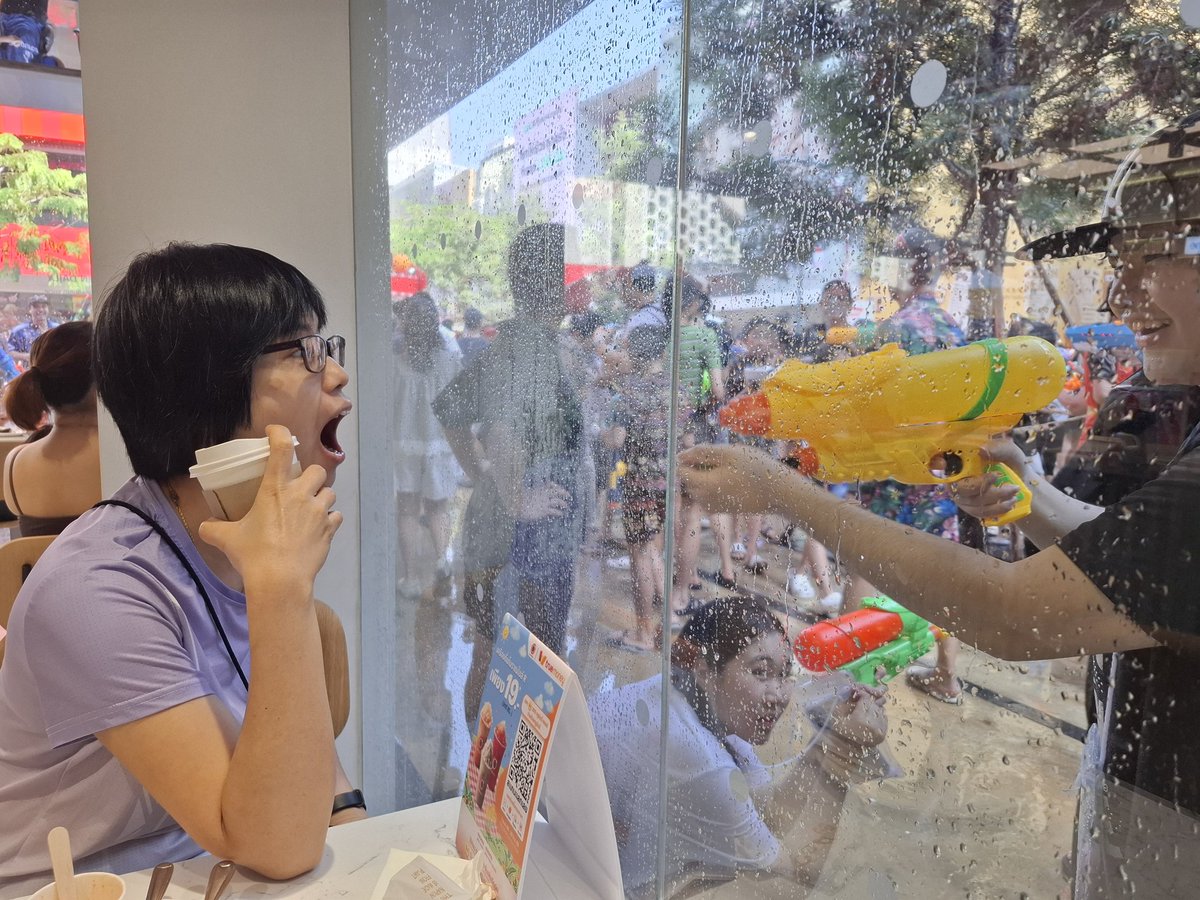 KhaosodEnglish's tweet image. How to stay dry while enjoying Songkran in Bangkok. (Photo taken on Wednesday afternoon at Siam Square area by @PravitR) #Thailand #Bangkok #SiamSquare #Spiderman #Songkran #สงกรานต์