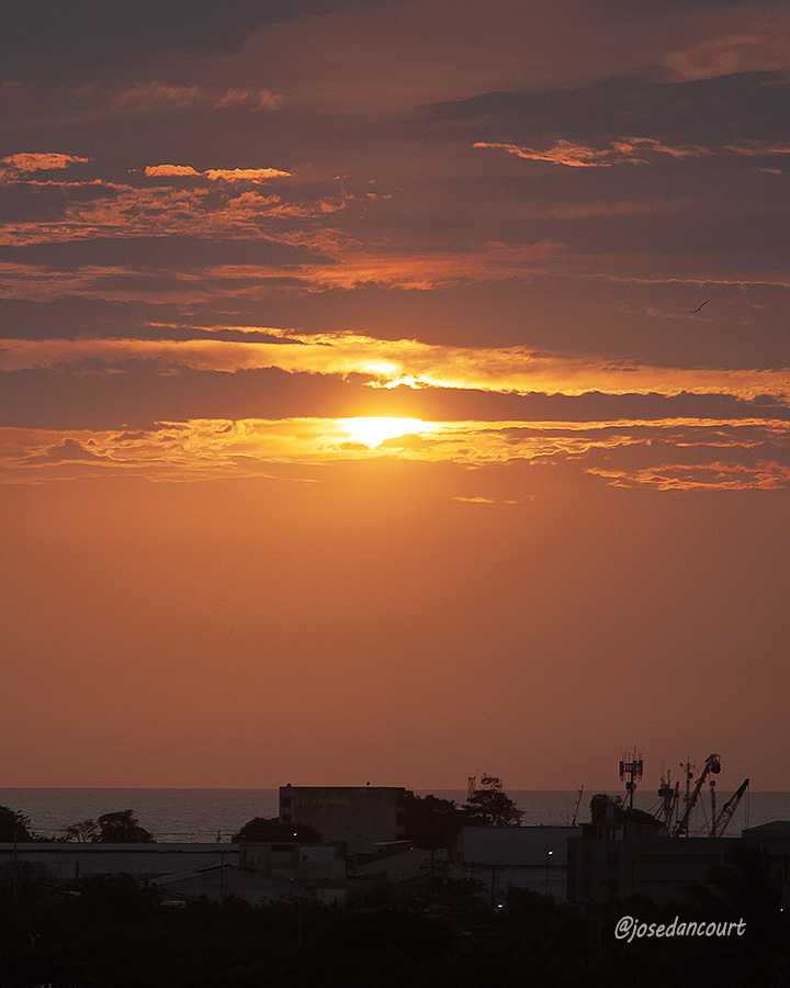josedancourt's tweet image. El sol del atardecer pugna por dejarse ver entre las nubes del horizonte.

#Sunset #Sun #Color #Cumana #relax

#CursoDeFotografiaTwitter
Gratuito
Autoestudio
Acceso en post fijado en mi perfil de X