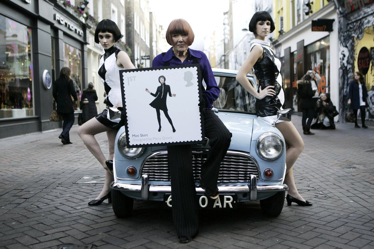 Club_Masmini's tweet image. ¿Sabías que el #MINI dio nombre a la minifalda? 🤯
 La diseñadora Mary Quant, figura clave de los años 60, se inspiró en la agilidad y el espíritu rebelde de su coche favorito para bautizar su prenda más famosa. 
¡Ambos se convirtieron en símbolos de libertad y juventud! ✨🇬🇧
