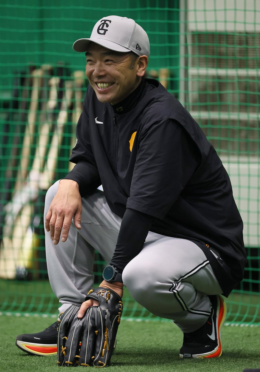 本日のベストショット📸】 #阿部慎之助 監督は打撃投手を務めたり
