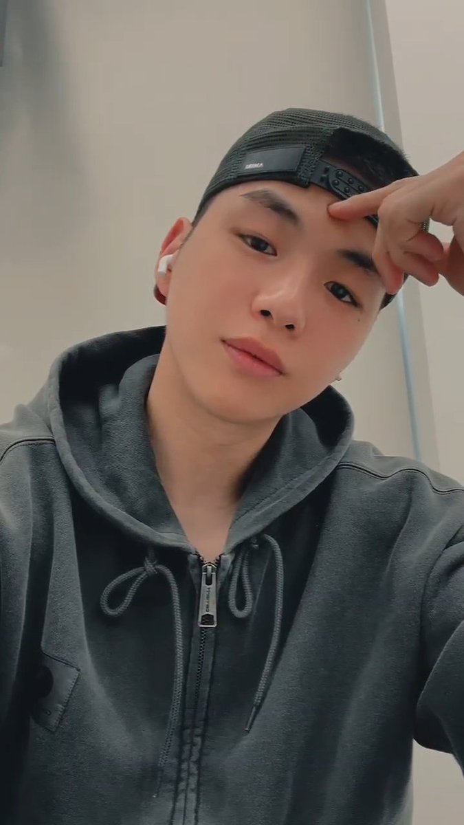 아니  잘생겼다  잘생긴구닌 맞네 
속쌍 와