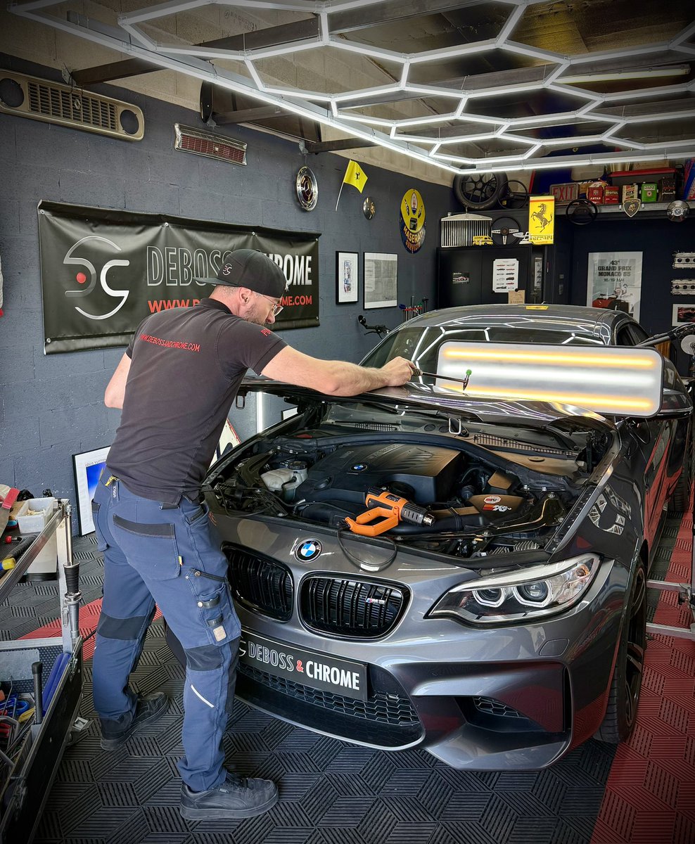 Debossandchrome's tweet photo. 🚨 Intervention du jour à l’atelier ⚒️

Prise en charge de cette superbe BMW M2 tout juste sortie de chez @mistralmotors 🚗💨
Au programme : débosselage sans peinture pour corriger les impacts de carrosserie, ainsi qu’une réparation de pare-brise pour lui redonner une visibilité https://t.co/2EZ4uLinek