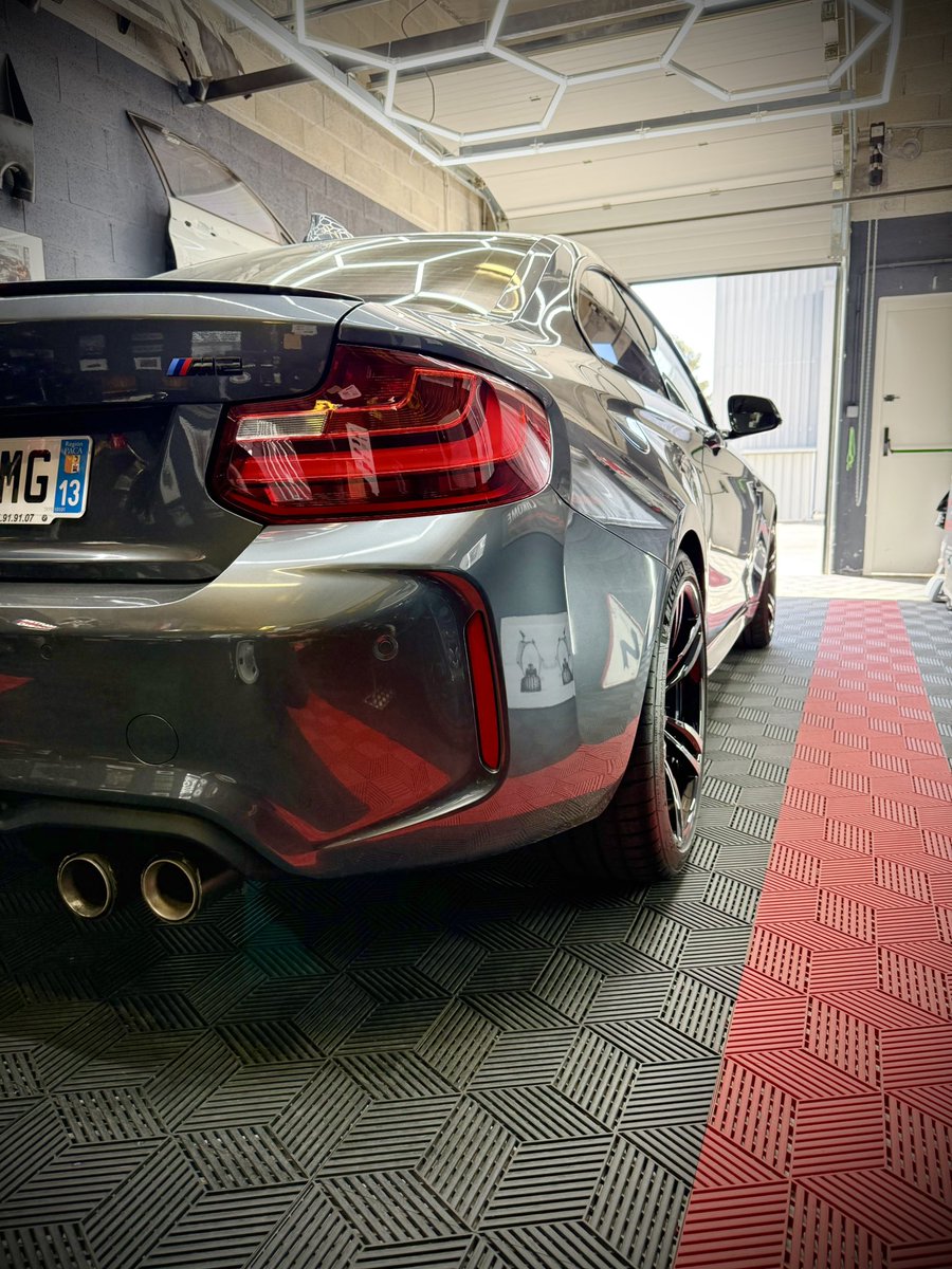 Debossandchrome's tweet photo. 🚨 Intervention du jour à l’atelier ⚒️

Prise en charge de cette superbe BMW M2 tout juste sortie de chez @mistralmotors 🚗💨
Au programme : débosselage sans peinture pour corriger les impacts de carrosserie, ainsi qu’une réparation de pare-brise pour lui redonner une visibilité https://t.co/2EZ4uLinek