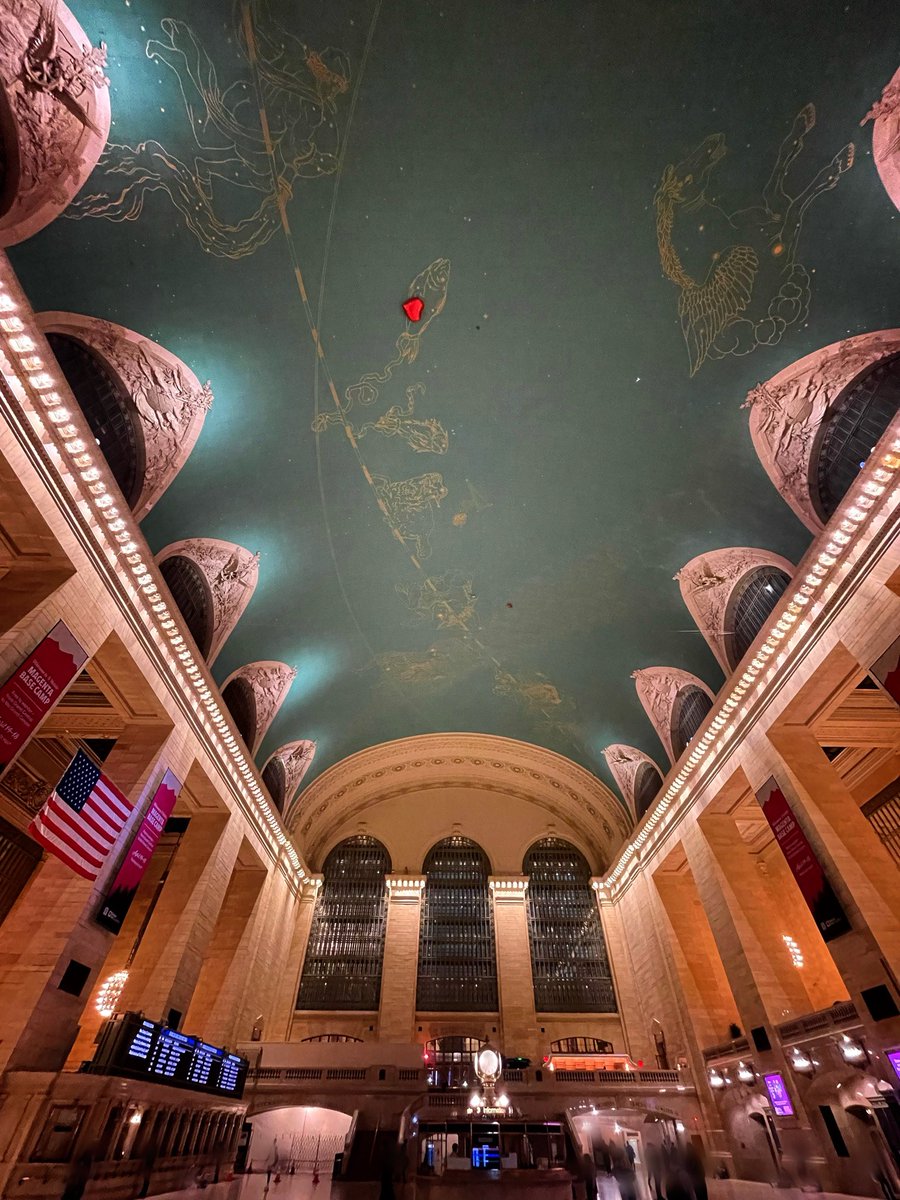 JET_STREAM_773's tweet image. 疲れ果てたまま胃袋満たした帰り道、
あれれ？天井に赤い❤️なんてあったっけ？？と。
なんだか幸せな気分になるー(*˘︶˘*).｡.:*♡
 #NY #NewYork