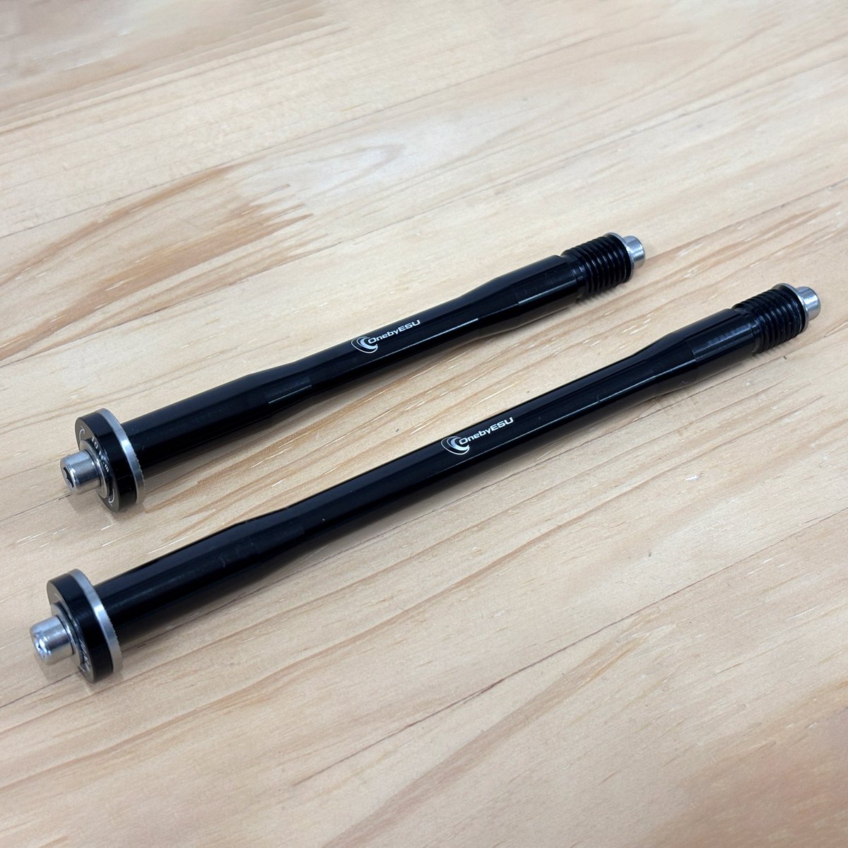 Tokyosanesu's tweet photo. 【新商品入荷のお知らせ】
OnebyESU「ダボ付スルーアクスル」

アクスル内部にネジを切る事により、ダボの役割を持たせたスルーアクスルシャフトです。
アクスル本体は6mmアーレンキー締め付けタイプです。
強靭な6066-T6素材を使用したうえ、外径のシェイプアップにより軽量に仕上がっています。 https://t.co/XiCC0oJxbr