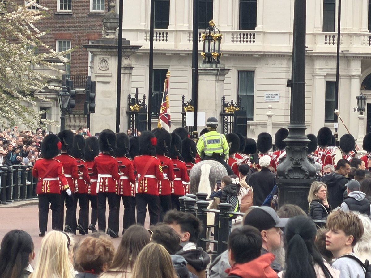 ENortonHistory's tweet photo. I arrived at Buckingham Palace this morning just in time to the changing of the guard #buckinghampalace #changingoftheguard https://t.co/TkJhM4qYkN