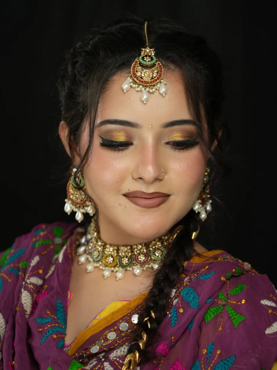 vlccwellnessind's tweet image. Golden hues, festive vibes &amp;amp; flawless artistry This Vaisakhi, we celebrate #beauty, culture &amp;amp; talent together, Har look ke peeche hoti hai dedication aur creativity ki kahani, Aur yahi talent aap bhi seekh sakte ho VLCC ke saath sirf #makeup nahi 
vlccinstitute.com