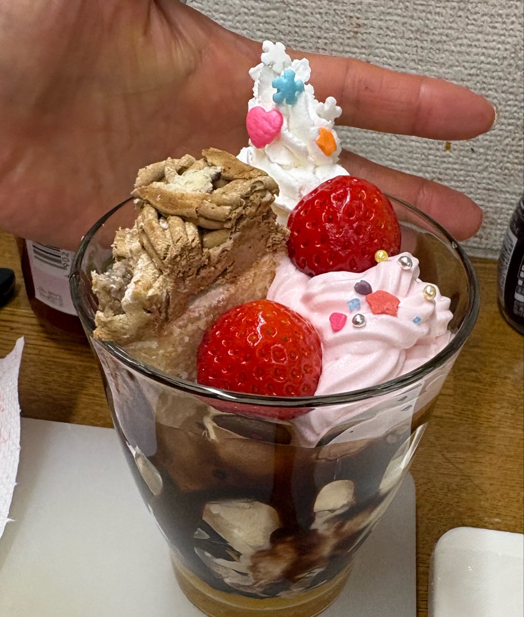 4月のお菓子作りは『いちごパフェ』
それぞれが好きなように盛り付けました♪
ピンクにしたクリームが可愛くて(*≧∀≦*)ｷｭｰﾝ♡
いちごはちょっと酸っぱいけど、甘いパフェには超マッチ👍

＃大東市　＃地活　＃精神　＃発達　＃生活支援センターあーす