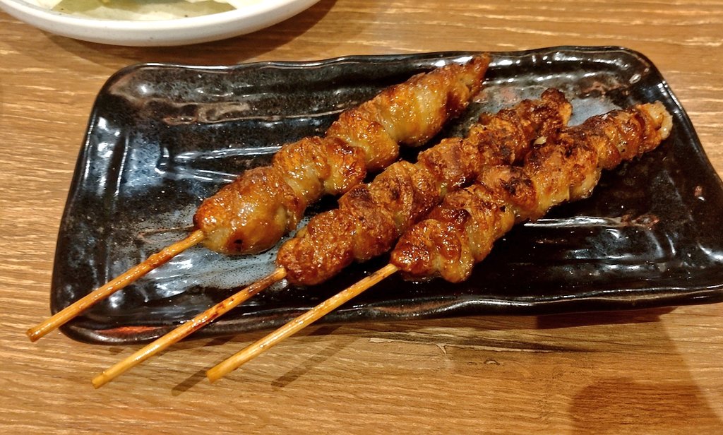 umedahitorimesh's tweet photo. 生ビール 649円、黒霧島ロック 473円、鶏かわ 187円、ぼんじり、砂ズリ、ナンコツ 各209円、キャベツと茹で落花生のお通し429円 @博多ぐるぐるとりかわ竹乃屋 エキマルシェ大阪。ぼんじりとナンコツが美味しい。
#大阪グルメ
#梅田グルメ
#博多ぐるぐるとりかわ竹乃屋
#エキマルシェ大阪 https://t.co/h5PenyosRL