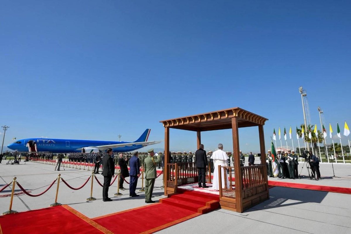 TheCameroonianZ's tweet image. Le pape Léon XIV vient de quitter l’Algérie pour le #Cameroon.

#PapeAuCameroun2026