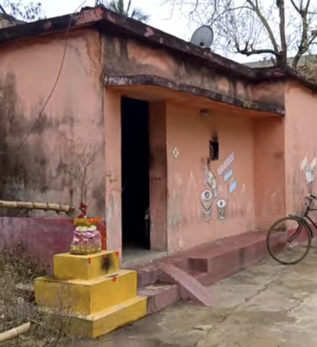 manas_muduli's tweet image. #DidYouKnow There is a village in Odisha where the homes have no doors for generations!

Even in today’s times of rising theft, people here continue to live without proper doors. 

The reason? A deep belief that Maa Kharakhai, the village deity, protects them.

No major theft has