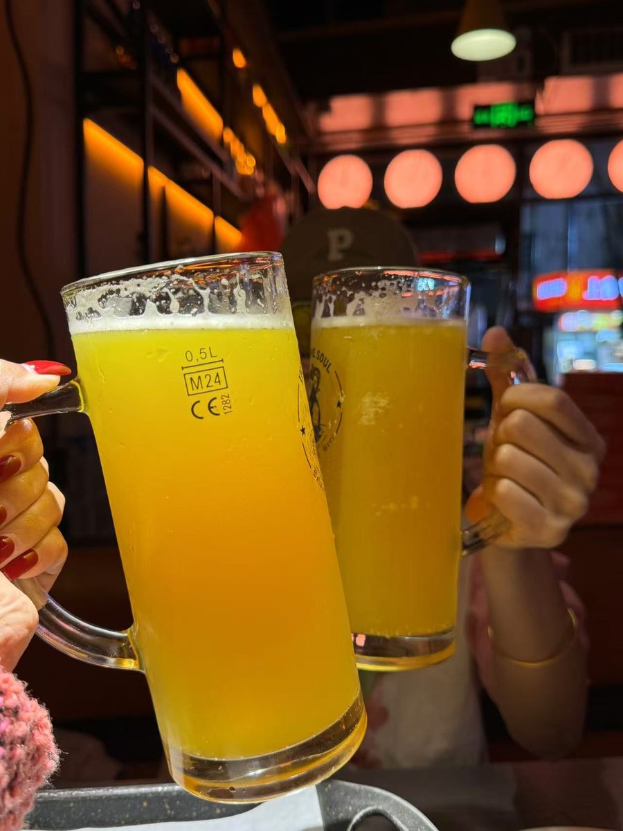 OscarSnchezVil3's tweet image. "Years pass, but the laughs (and bad dance moves) stay the same.  #OldFriends #GoodTimes"