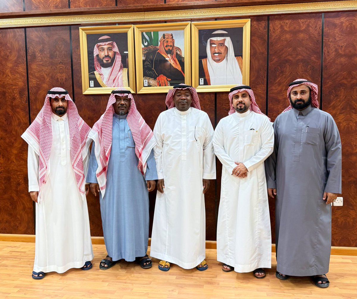 baladiahallith's tweet photo. #بلدية_الليث |
أستقبـل سعادة رئيـس البلدية المهنـدس / عبدالله بـن 
مبارك الزبيـدي رئيس نـادي الليـث الأستاذ / عبيد عاتق 
ابو زيد وأعضاء مجلس إدارة نادي الليث حيث تم خلال 
الأستقبـال مناقشـة أوجـه التعـاون بين البلديـة ونـادي 
الليث فيما يخدم مصلحة أهالي المحافظة .. https://t.co/KE0epxtMLG