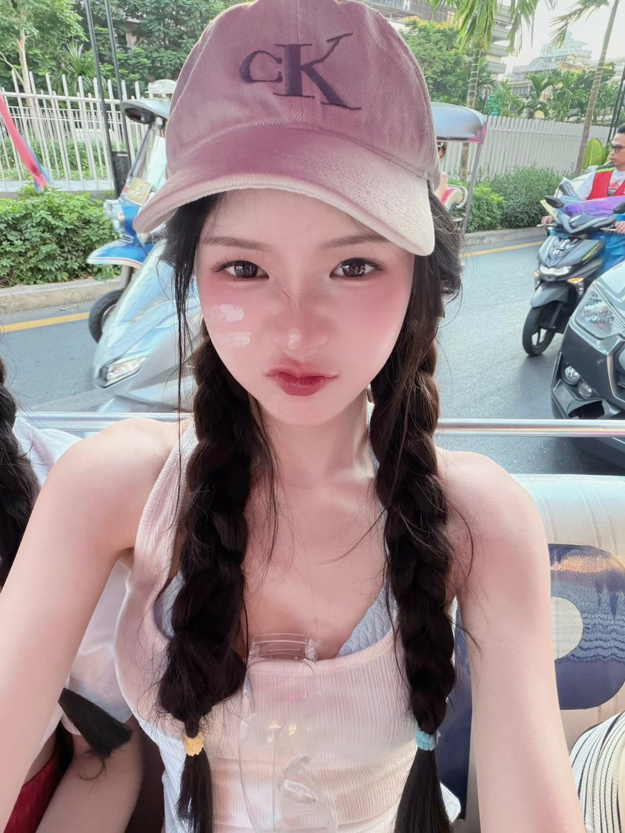 shakwowpic's tweet photo. เอาน้ำเราใส่กระบอกฉีดน้ำแล้วฉีดใส่หน้า https://t.co/2vDDAqxNCg