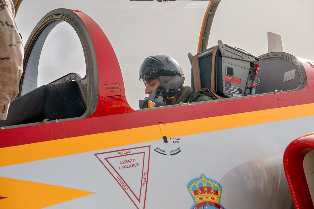 aeroespacialUPM's tweet photo. El titulado con mejor expediente del Máster en Ingeniería Aeronáutica #MUIA por @la_UPM ha disfrutado de un vuelo en C-101 con el @EjercitoAire. Carlos Peromingo ha tenido la oportunidad de conocer de primera mano la dinámica de un ensayo en vuelo.
📰 https://t.co/Bc823ck83T https://t.co/2HSw5okrU0