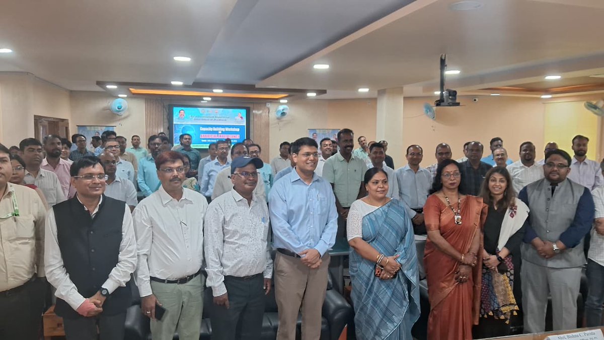 onlineJSLPS's tweet photo. ग्रामीण विकास में एआई का समावेश: जेएसएलपीएस द्वारा राज्य स्तरीय कार्यशाला का शुभारंभ 

जेएसएलपीएस द्वारा ग्रामीण विकास कार्यों में तकनीक के उपयोग को बढ़ावा देने के उद्देश्य से आर्टिफिशियल इंटेलिजेंस (#AI) पर दो दिवसीय राज्य स्तरीय क्षमता निर्माण कार्यशाला का शुभारंभ SIRD, हेहल, रांची में किया गया। कार्यशाला का उद्घाटन माननीय मंत्री, ग्रामीण विकास विभाग, झारखण्ड सरकार, श्रीमती दीपिका पाण्डेय सिंह द्वारा किया गया। इस अवसर पर सीईओ-जेएसएलपीएस श्री अनन्य मित्तल, सीओओ श्री बिष्णु चरण परिडा, ग्रामीण विकास विभाग के पदाधिकारी तथा द नज इंस्टीट्यूट, डिजिटल एरे और सेल्सफोर्स सहित विभिन्न संस्थानों के विशेषज्ञ उपस्थित रहे। 

#जेएसएलपीएस इस प्रकार का एआई प्रशिक्षण आयोजित करने वाला देश का पहला एसआरएलएम है। इस पहल के तहत लगभग 450 कर्मियों को प्रशिक्षण दिया जाएगा। अपने संबोधन में माननीय मंत्री ने कहा कि एआई तकनीक को अपनाकर कार्यक्षमता बढ़ाना समय की जरूरत है तथा इससे समूह  की महिलाओं तक पहुंचाने का लक्ष्य है। सीईओ श्री अनन्य मित्तल ने कहा कि भविष्य की कार्यकुशलता का आधार एआई होगा और नई तकनीकों को समझकर उनका प्रभावी उपयोग करना जरूरी है। इस अवसर पर उप सचिव, ग्रामीण विकास विभाग श्री राकेश कुमार, श्री विनोद कुमार पांडेय, आईएएफ, श्री अमिन रहमान, सेल्सफोर्स, सुश्री नियति मर्चेंट, को फाउंडर, एरे सहित अन्य विशेषज्ञ एवं पदाधिकारी उपस्थित रहे।

@MoRD_GoI @DAY_NRLM
@HemantSorenJMM @DipikaPS