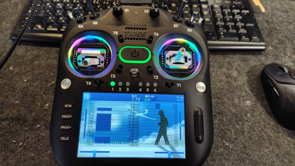 crazykid_outdr's tweet photo. ド派手なプロポ到着。radiomasterのTX16S MK3。高機能な上に安価。フタバのプロポと違ってプリセッティングは殆ど無いので、イチからセッティングする必要があるけど、ギミック好きには面白い。
#ラジコンヘリコプター https://t.co/ERDuY3k31S
