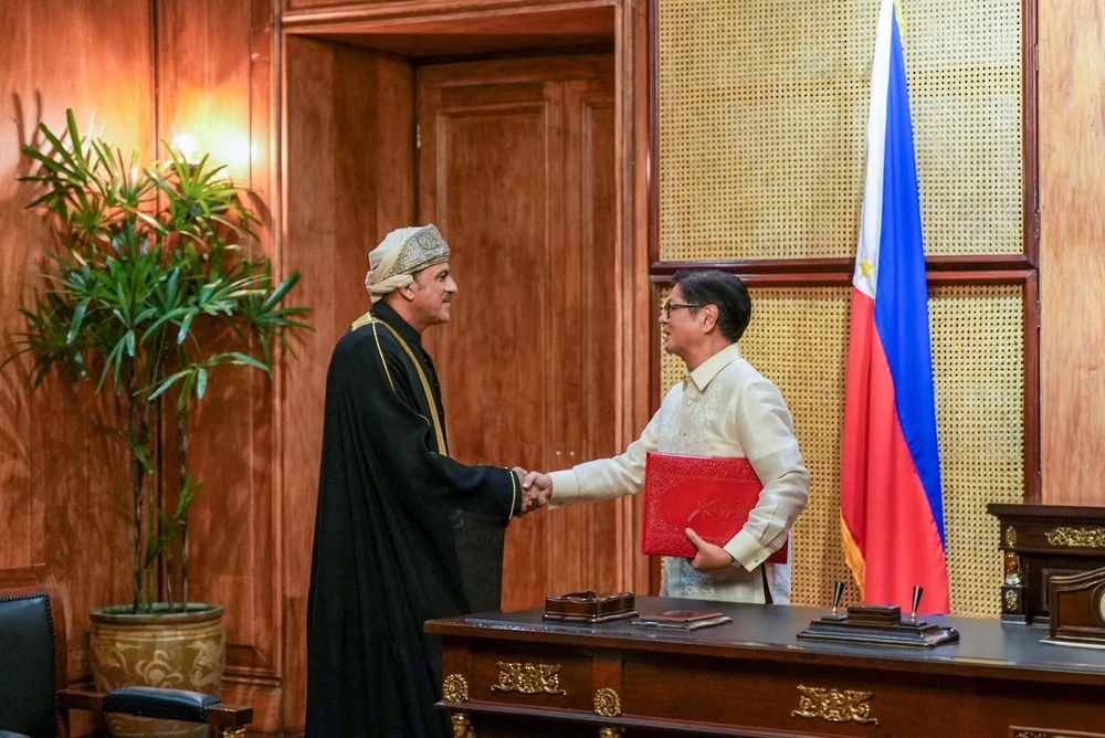 ONA_eng's tweet image. HM The Sultan sends a written message to the President of the Republic of the Philippines, pertaining to the bilateral relations binding the two nations. The message was handed over by the Ambassador of #Oman to the #Philippines, when the Preesident of the Philippines received